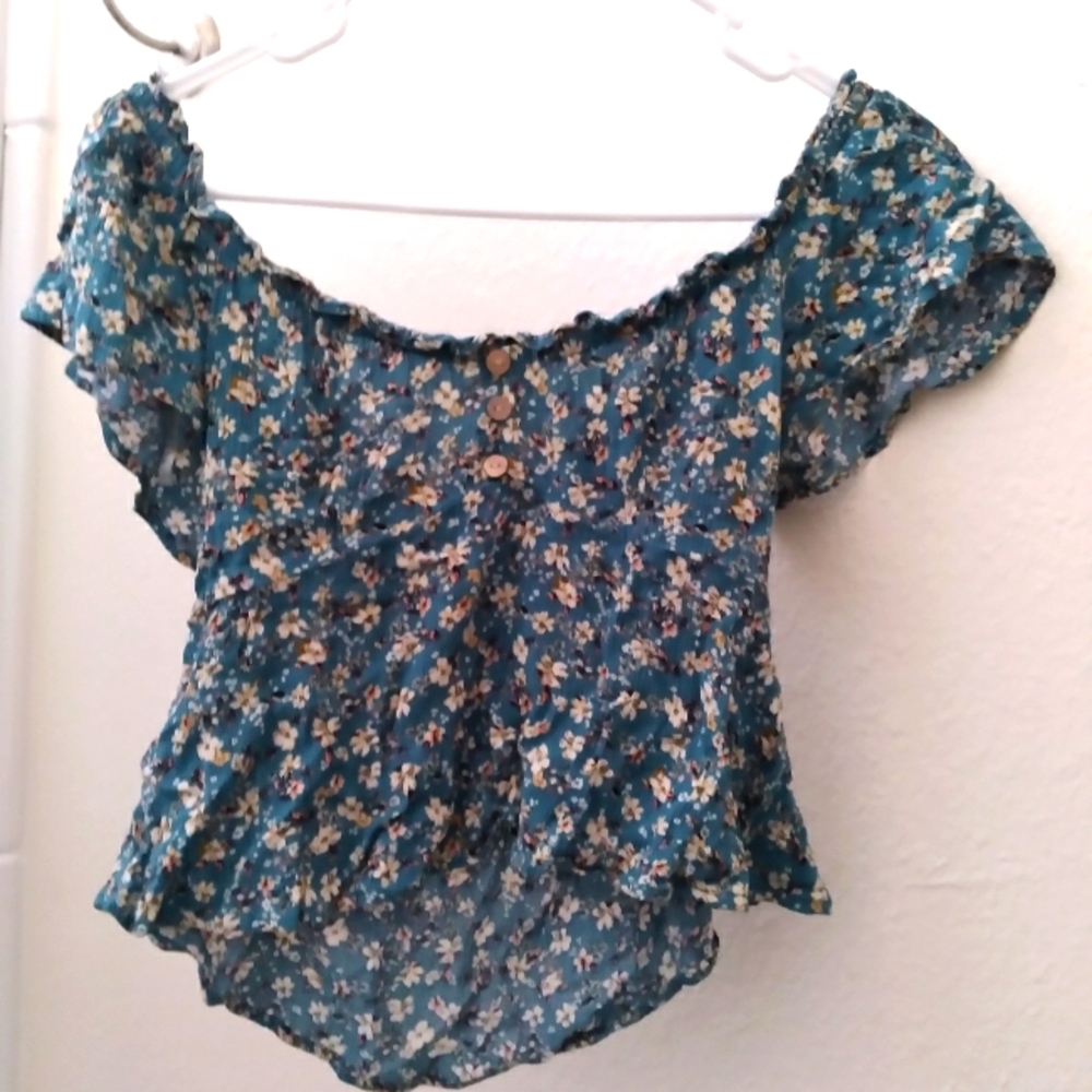 Blouse crop top with low ahoulders medium size